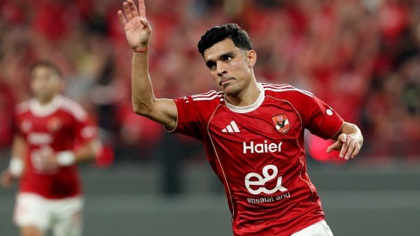 الأهلي يؤجل تجديد عقد أشرف بن شرقي إلى يناير بسبب الراتب ورؤية عموتة الفنية