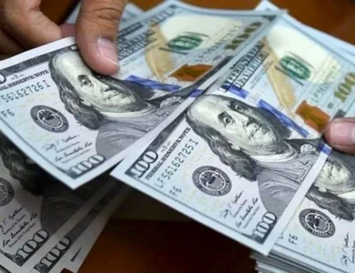 الدولار الأمريكي يحافظ على قوته عالميًا وسط تصاعد التوترات وارتفاع أسعار النفط وتوقعات الفائدة