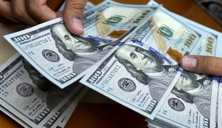 الدولار الأمريكي يحافظ على قوته عالميًا وسط تصاعد التوترات وارتفاع أسعار النفط وتوقعات الفائدة