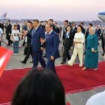 الرئيس السيسي والسيدة قرينته يستقبلان الرئيس الصيني وقرينته في مطار القاهرة