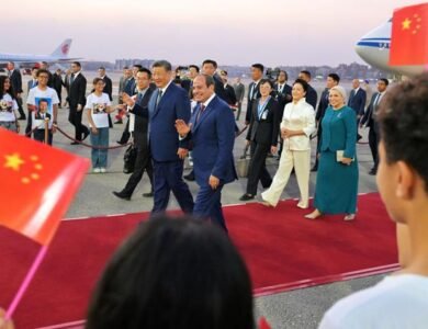 الرئيس السيسي والسيدة قرينته يستقبلان الرئيس الصيني وقرينته في مطار القاهرة