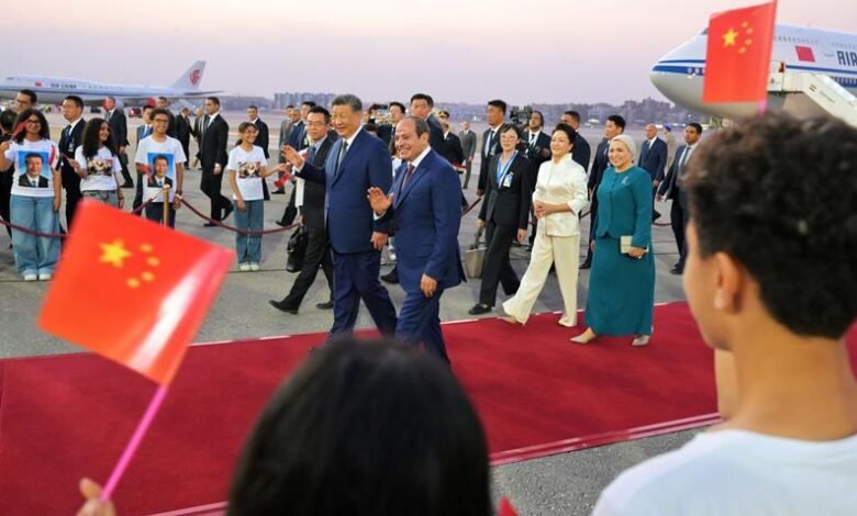 الرئيس السيسي والسيدة قرينته يستقبلان الرئيس الصيني وقرينته في مطار القاهرة