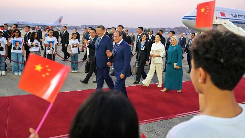 الرئيس السيسي والسيدة قرينته يستقبلان الرئيس الصيني وقرينته في مطار القاهرة