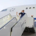 الرئيس السيسي وقرينته يودعان الرئيس الصيني وقرينته بمطار القاهرة الدولي