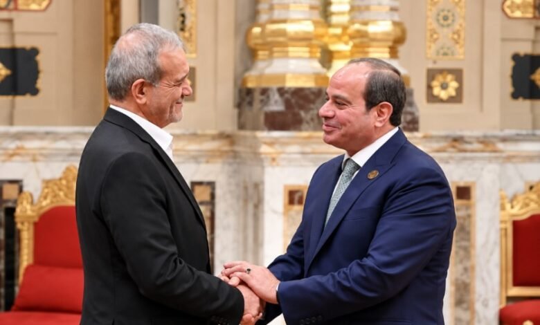 السيسي وبزشكيان يبحثان جهود خفض التصعيد وتعزيز استقرار المنطقة وحماية سيادتها