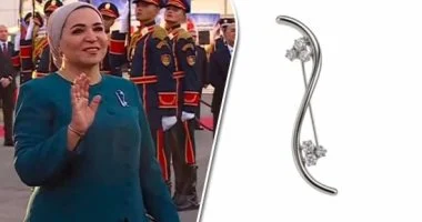 بروش السيدة انتصار السيسي في استقبال الرئيس الصيني وقرينته يرمز للسلام