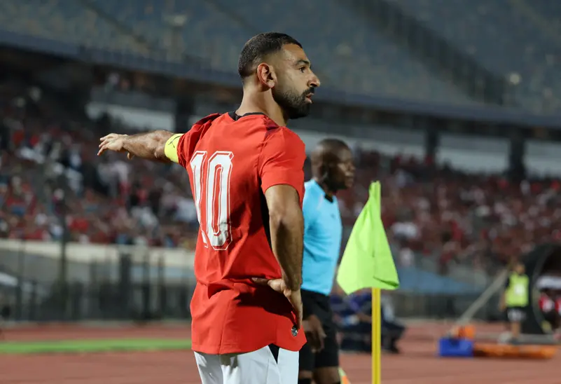 محمد صلاح يغادر معسكر مصر قبل مواجهة جنوب السودان وسط جدل حول الأسباب