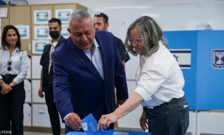 آيزنكوت يتهم نتنياهو بتهيئة الأجواء للتشكيك في نتائج الانتخابات الإسرائيلية