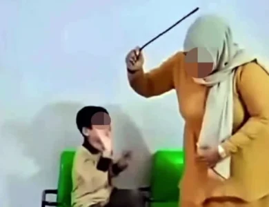 التعليم تعلق على فيديو ضرب تلميذ ابتدائي بالعصا وتكشف تفاصيل التحقيقات الجارية