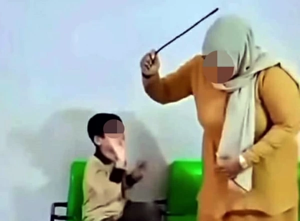 التعليم تعلق على فيديو ضرب تلميذ ابتدائي بالعصا وتكشف تفاصيل التحقيقات الجارية