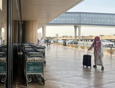 السعودية تمدد تعليق الرحلات بمطار الملك خالد وتحذيرات أمريكية من مخاطر الأجواء