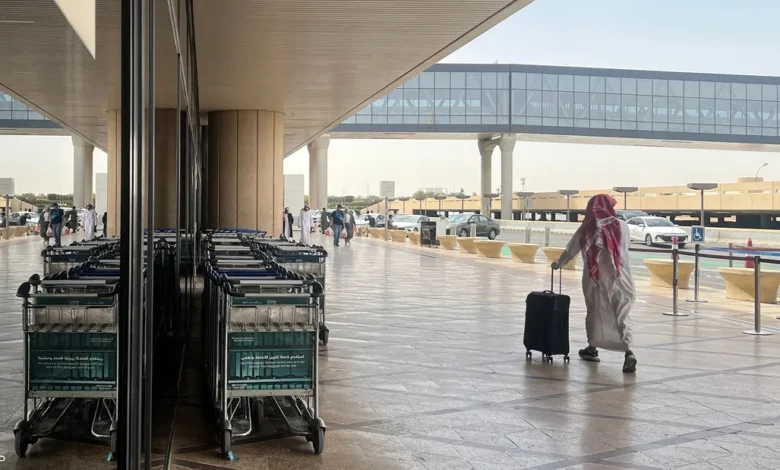 السعودية تمدد تعليق الرحلات بمطار الملك خالد وتحذيرات أمريكية من مخاطر الأجواء