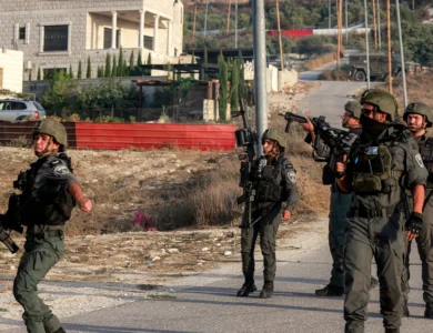 القوات الإسرائيلية تقتل شابًا فلسطينيًا بالخليل وتحتجز جثمانه وسط تصاعد الاعتداءات