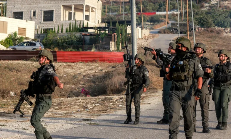 القوات الإسرائيلية تقتل شابًا فلسطينيًا بالخليل وتحتجز جثمانه وسط تصاعد الاعتداءات