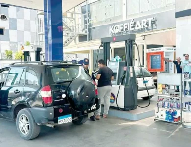 تكلفة البنزين 35 جنيهًا والسولار 37.. خبراء يفسرون تثبيت الأسعار