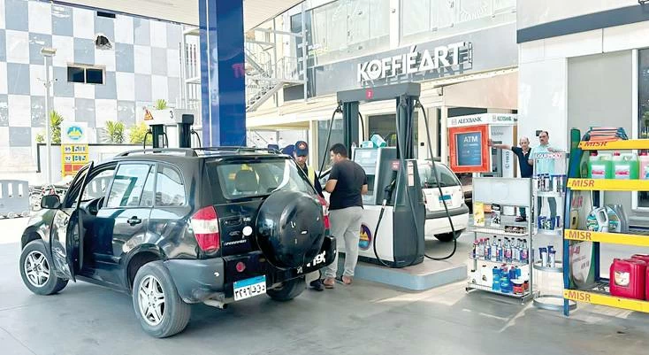 تكلفة البنزين 35 جنيهًا والسولار 37.. خبراء يفسرون تثبيت الأسعار