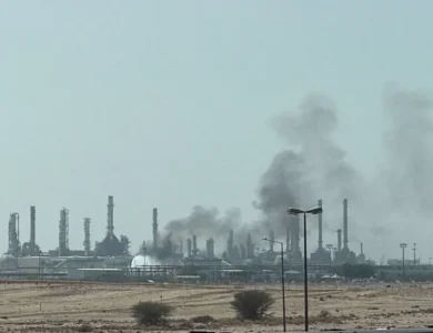 عاجل - وكالة رويترز الحوثيون يستهدفون أرامكو الرياض بالصواريخ والمسيّرات